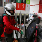 Un motorista reposta combustible en una gasolinera de Barcelona.-RICARD CUGAT