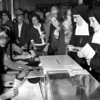 Unas monjas votan en un colegio electoral, el 15 de junio de 1977.-EFE