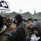 Un grupo de veteranos de guerra, concentrados en el campamento de Oceti Sakowin en plena nevada, cerca de Cannon Ball (Dakota del Norte), este lunes.-REUTERS / LUCAS JACKSON