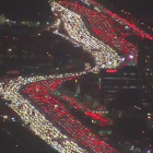 Monumental atasco en Los Ángeles de gente que intenta llegar a su casa para la cena de Acción de Gracias.-ABC7