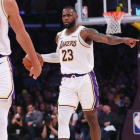 Lebron James dirigiendo a los Lakers en el partido contra los Mavericks.-TWITTER/ LA LAKERS