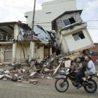 Edificios dañados por el terremoto que ha azotado a Ecuador en Los Pedernales.-AP / GUILLERMO GRANJA
