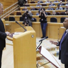 El nuevo senador de ERC, Robert Masih Nahar, jura su cargo en el Senado ante el presidente Pio García-Escudero.-Juan Carlos Hidalgo