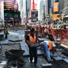 Trabajadores de la construcción llevan a cabo una obra en Times Square (Nueva York).-