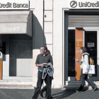 Una sucursal de Unicredit, uno de los bancos con dudas sobre su morosidad.-REUTERS / STEFANO RELLANDINI