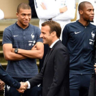 Los Macron saludan a Griezmann, acompañado por Mbappé.-FRANCK FIFE