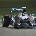 Nico Rosberg, en Abu Dabi, conduce hacia su título mundial.-AP