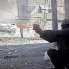 Un palestino lanza un petardo a las fuerzas de seguridad israelís.-Foto: EFE / ABIR SULTAN