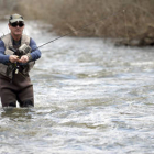 Un pescador en un río de la pronvincia de Soria-