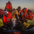 Refugiados e inmigrantes rescatados por la tripulación del 'Astral', a unas 18 millas al norte de Libia, el 21 de julio.-AP / SANTI PALACIOS