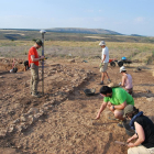 Trabajos recientes de excavación, al fondo el hueco de las baterías antiaéreas.-Cedida