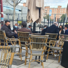 Igea junto a otros cargos de Ciudadanos incumplen las normas en una terraza de Valladolid.