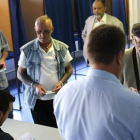 Un hombre introduce su papeleta en la urna en la segunda vuelta de las legislativas, en Henin-Beaumont (norte de Francia), el 18 de junio.-EFE / THIBAULT VANDERMERSCH