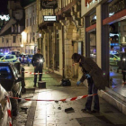Una policía recopila pruebas en el lugar del atropello en Dijon.-Foto: AFP / ARNAUD FINISTRE