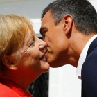 Pedro Sánchez saluda a Angela Merkel a su llegada a la residencia presidencial de Doñana.-MARCELO DEL POZO / REUTERS