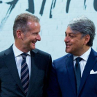Herbert Diess (Volkswagen) y Luca De Meo (Seat).-AFP