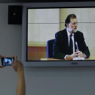 Imagen del monitor de la sala de prensa de la Audiencia Nacional de San Fernando de Henares del presidente del Gobierno.-/ EFE / CHEMA MOYA