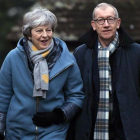 Theresa May y su marido llegan ayer a una iglesia cerca de High Wycombe.-EFE / WILL OLIVER