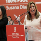 La presidenta andaluza y candidata a la Secretaría General del PSOE, Susana Díaz (d), durante el acto público que ha celebrado hoy en Gijón en busca del apoyo de la militancia asturiana.-EFE