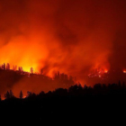El incendio quema las montañas cerca de Oroville, California.-JUSTIN SULLIVAN (GETTY IMAGES AFP)