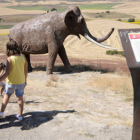 Monumento del elefante que se encuentra en Ambrona. / URSULA SIERRA-