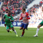 Griezmann (c) atisba un balón ante el Alavés.-EFE