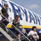 Unos pasajeros desembarcan de un vuelo de Ryanair.-GLEB GARANICH