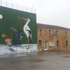 Las pintadas que estropean el mural creado este verano en el frontón de Tardajos de Duero.-S.I.B.
