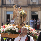 La cuadrilla de San Miguel portando al santo.-GONZALO MONTESEGURO