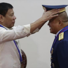 El presidente de Filipinas Rodrigo Duterte (izq), en una foto de archivo con el jefe de policía, Ronald de la Rosa.-AP/ AARON FAVILA