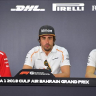 Kimi Raikkonen, Fernando Alonso y Valtteri Bottas, hoy, en Baréin.-/ AFP / GIUSEPPE CACACE
