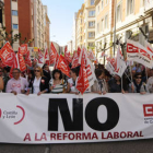 Concentrados, ayer, frente a la Subdelegación del Gobierno contra la reforma laboral. / VALENTÍN GUISANDE-