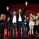 El secretario general del PSOE, Pedro Sánchez (d), y el reelegido líder de los socialistas aragoneses, Javier Lambán (i), durante la clausura del 16º Congreso Regional del partido en Aragón.-EFE