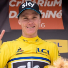 Chris Froome celebra en el podio su tercer triunfo absoluto en el Dauphiné.-AFP / LIONEL BONAVENTURE