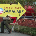 Logo de Obamacare en la puerta de una aseguradora, en Miami, el 10 de enero.-RHONA WISE