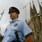Una pareja de los Mossos, frente a la Sagrada Família, en una imagen de archivo.-PERIODICO (RICARD CUGAT)