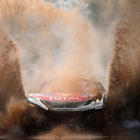 Sebastien Loeb (Peugeot) atraviesa un charco en la etapa de hoy del Dakar.-AFP / FRANK FIFE