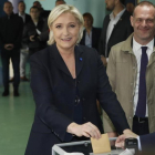 Le Pen vota en Henin-Beaumont (norte).-FRANK AUGSTEIN