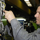 Trabajadora de Fico Mirrors en planta. / V. G. -