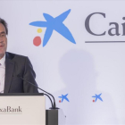 El presidente de CaixaBank, Jordi Gual, durante la presentación en Valencia de los resultados económicos del ejercicio de 2017.-MIGUEL LORENZO
