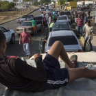 Venezolanos hacen cola para llenar los depósitos de sus coches en una gasolinera de Cabimas, el pasado 15 de mayo.-RODRIGO ABD (AP)