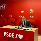 El secretario general del PSOE de Soria, Luis Rey, en rueda de prensa. HDS