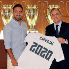 Florentino Pérez entrega una camiseta a Carvajal con el dorsal 2020, tras firmar el lateral la ampliación de contrato.-Foto: REAL MADRID
