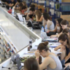 Casi uno de cada cinco jóvenes ni estudia ni trabaja en España.-FERRAN NADEU