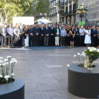 Homenaje a las víctimas de los atentados de Las Ramblas de Barcelona y Cambrils, en su segundo aniversario, con las autoridades al fondo.-JORDI COTRINA