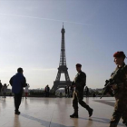 Un militar vigila las inmediaciones de la torre Eiffel, en abril del pasado año.-AFP / LUDOVIC MARIN