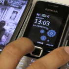 El gasto en telefónía móvil ha subido en los dos últimos años, en detrimento de la telefonía fija. / VALENTÍN GUISANDE-