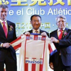 Gil Marín y Cerezo posan junto a Wang Jianlin, dueño del grupo Daiian Wanda.-AFP