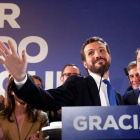 Pablo Casado saluda a los simpatizantes del PP, el domingo por la noche en el escenario que el partido colocó frente a la sede de Madrid.-EFE / CHEMA MOYA