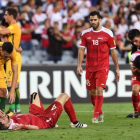 El australiano Sainsbury consuela al sirio Jehad al Baour tras el partido.-AFP